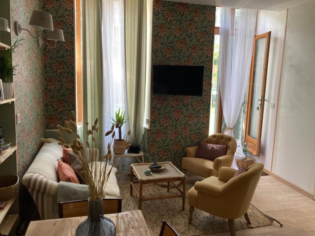 Une Maison De Famille Oloron-Sainte-Marie Ngoại thất bức ảnh